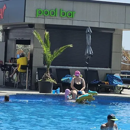 Apartment Waterfront Pool & Langa Plaja
