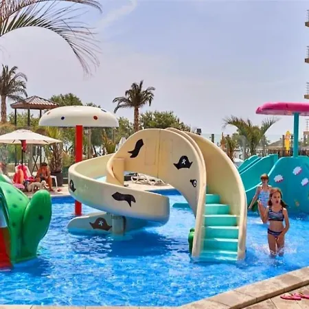Waterfront Pool & Langa Plaja